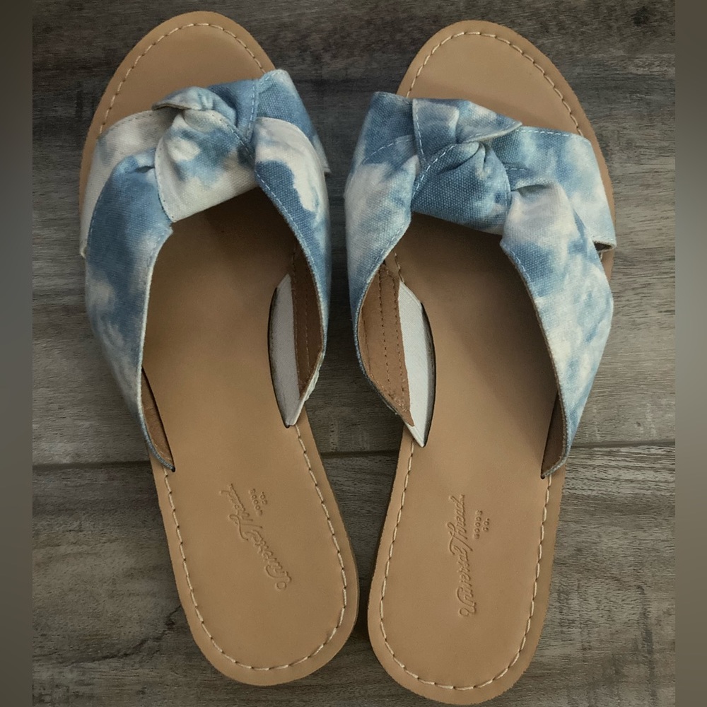 FREE with any purchase 💗 NWOT Women’s Sandals- Universal Thread, size 7